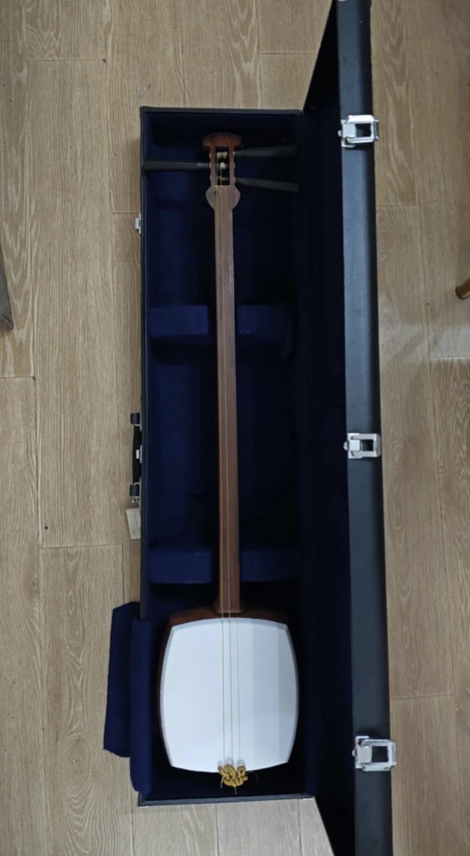 Musical Instrument In Japanese - آلة الشاميسن اليابانية التقليدية ذات الأوتار